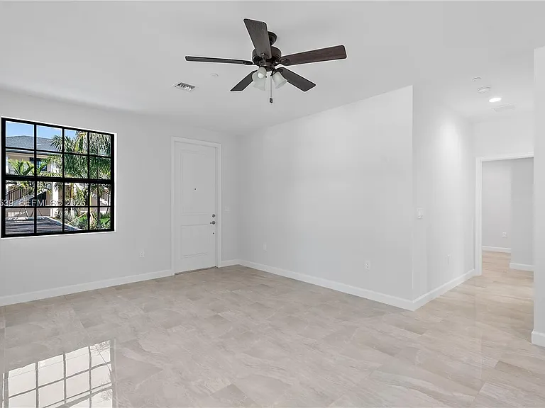 5745 SW 44th Ct #202 — Photo 15
