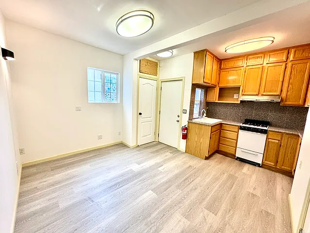 520 E 15th St #3 — Photo 1