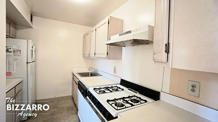 Sold by Bizzarro Agency | media 4