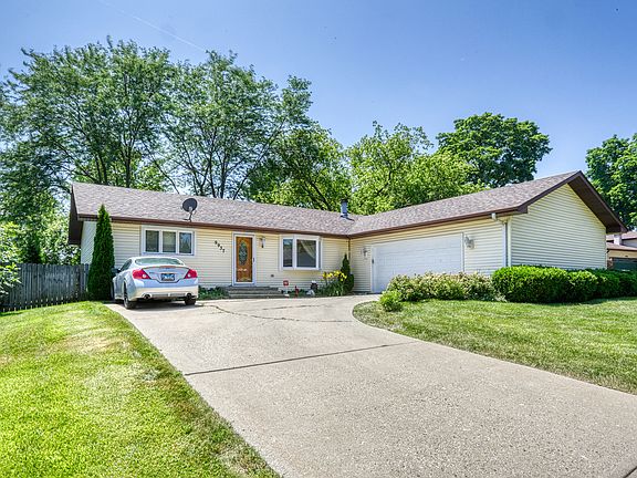3rd image of 9937 W Marguerite Ln