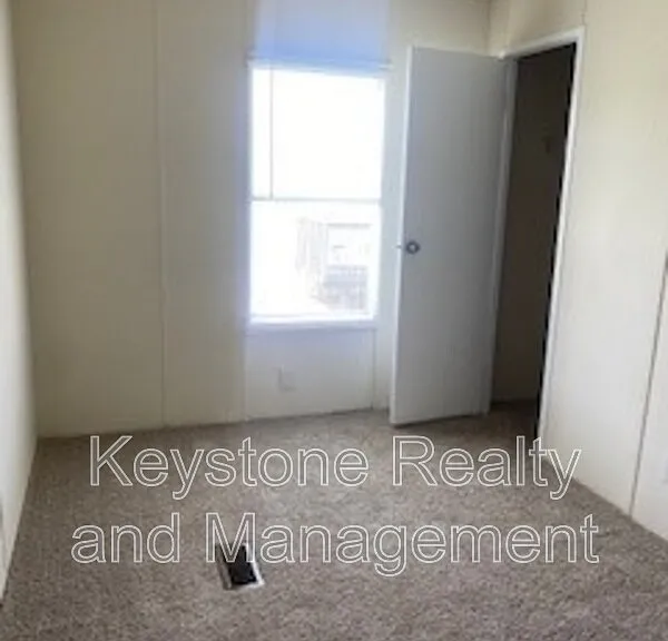 721 Trevor Ln — Photo 4