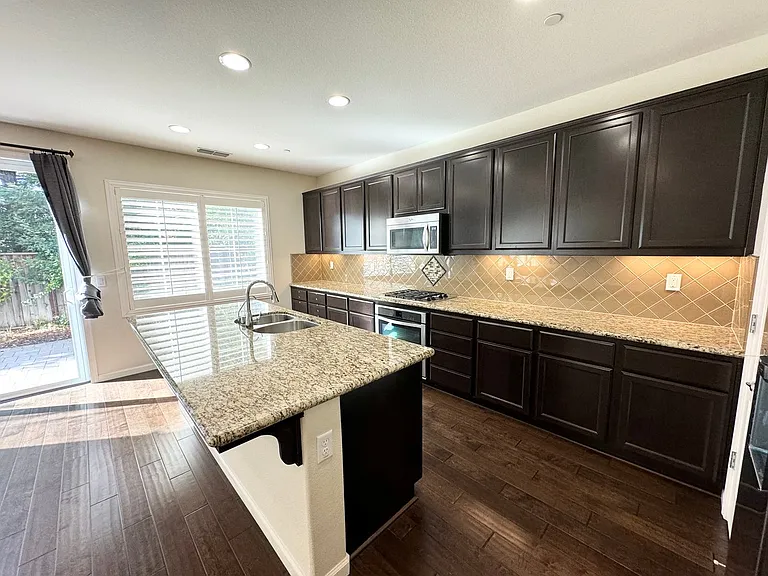 3508 Corsica Ct — Photo 6