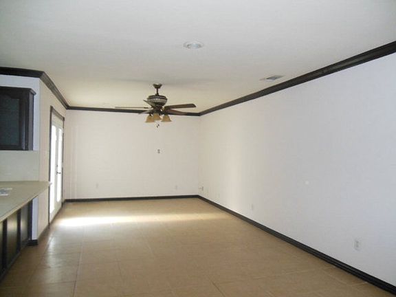 3rd image of 220 W Camellia Ave