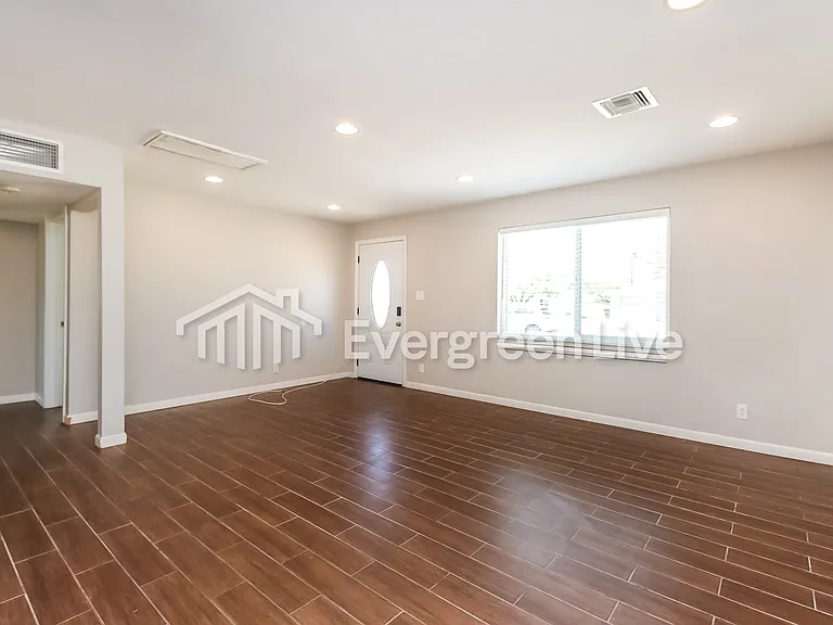 3726 E 25th St — Photo 3
