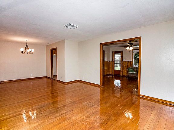 5th image of 2403 Oaks Dr