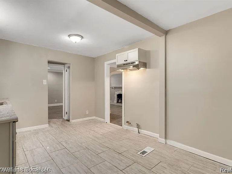 5574 Buckingham Ave — Photo 10