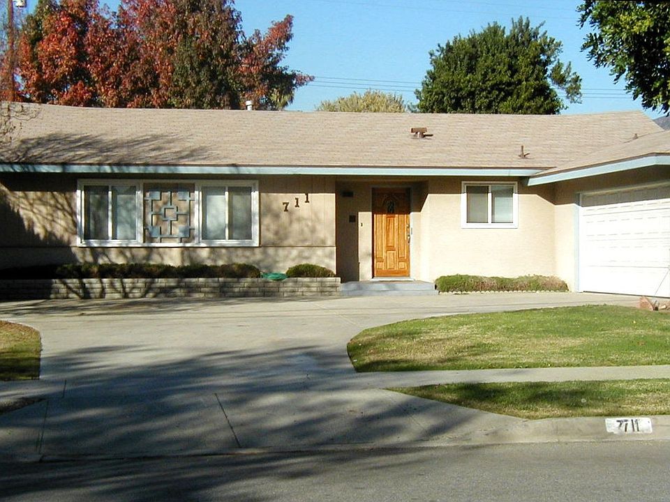 Wide drive way w/2 car garage