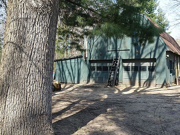 The garage/outbuilding is 24' x 40'