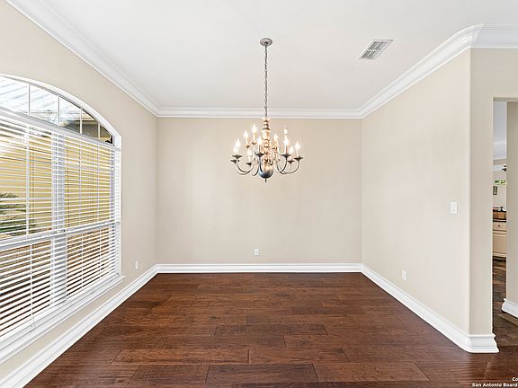 5th image of 910 Foxton Dr