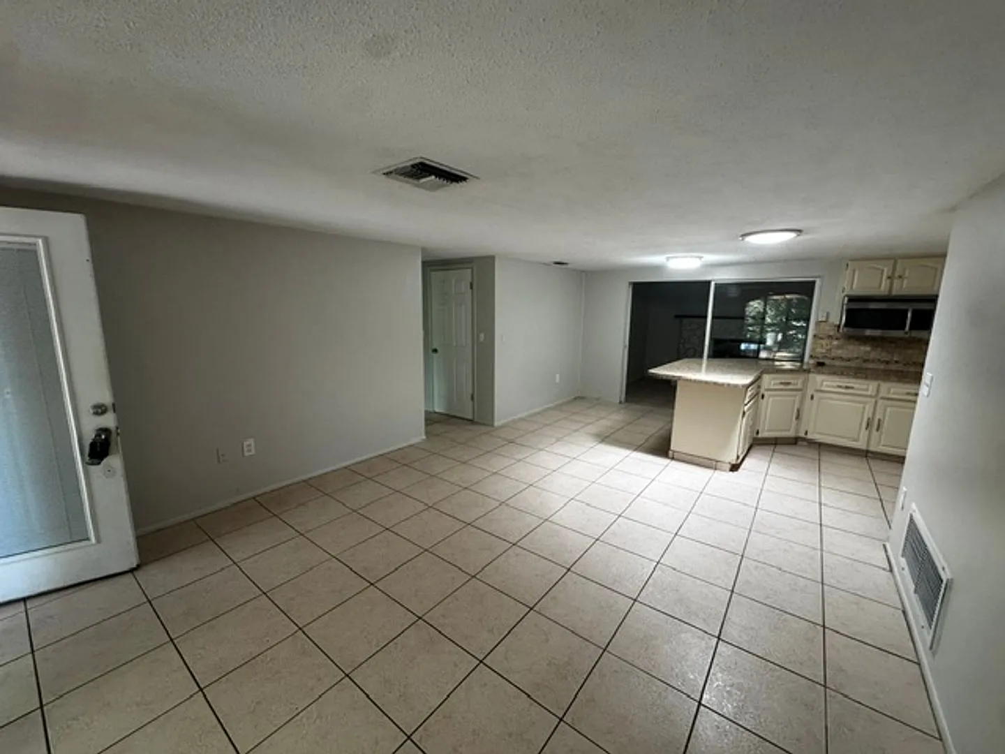 Spacious 2 Bedroom Home — Photo 3