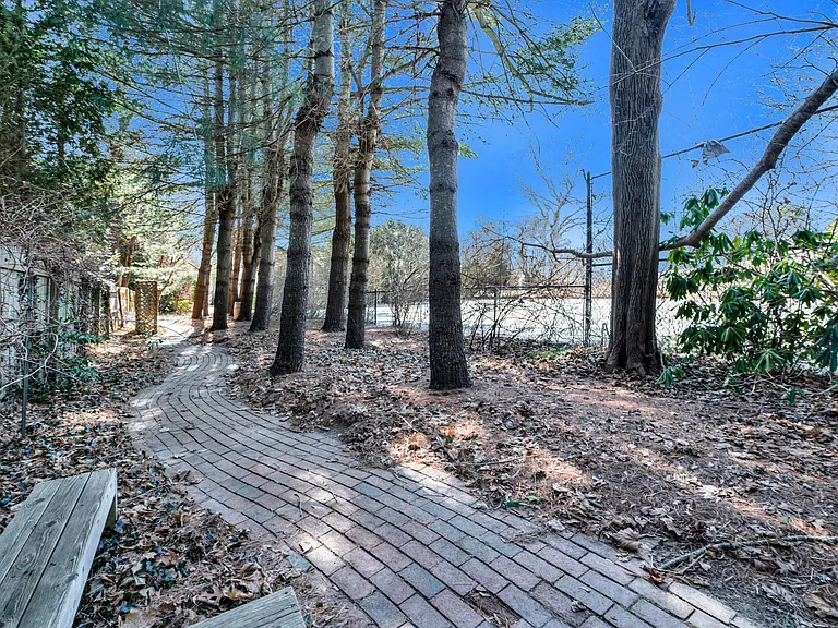 94 S Country Rd — Photo 27