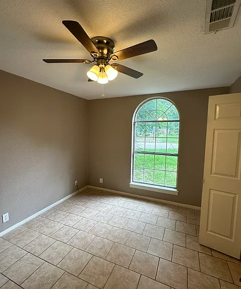 819 W Mims St — Photo 2