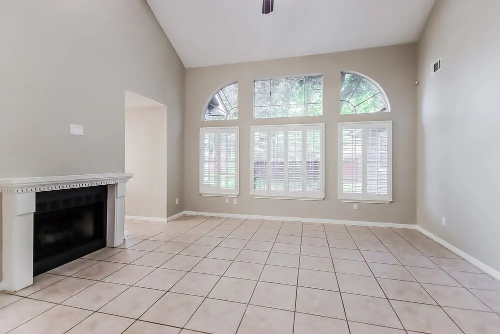 4 bed, 2.0 bath, 2081 sqft, $2,340 — Photo 3
