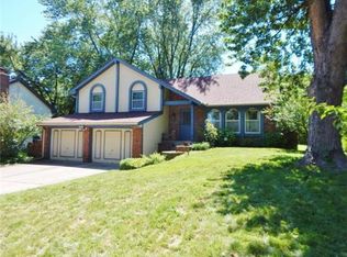 1008 Dunwich Dr, Liberty, MO 64068