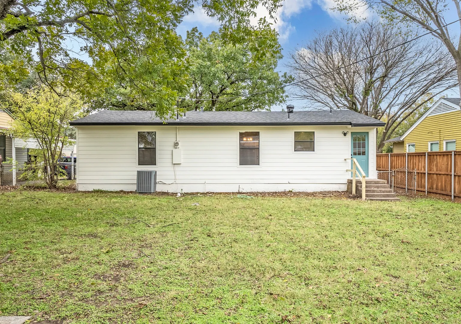 Beautiful East Dallas Home with Huge Fenced Backyard — Photo 3