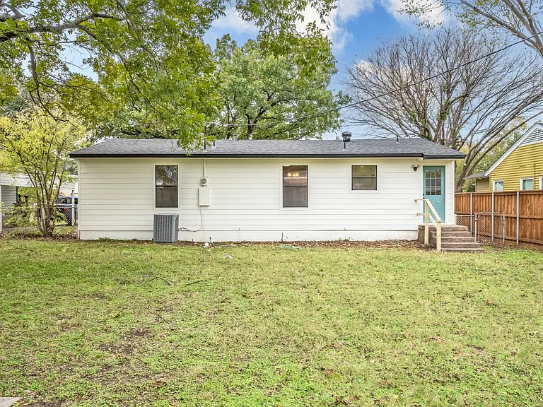 2423 Fenwick Dr — Photo 3