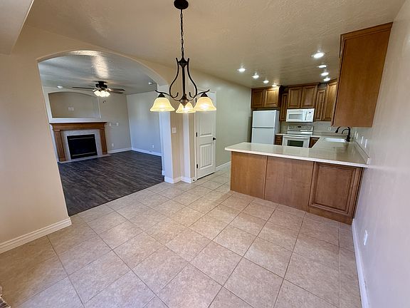 4th image of 609 W Goldenrod Way