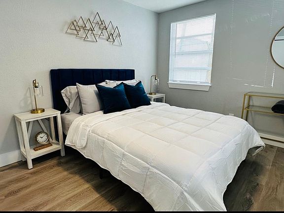 5th image of 210 Pierce Ave #1