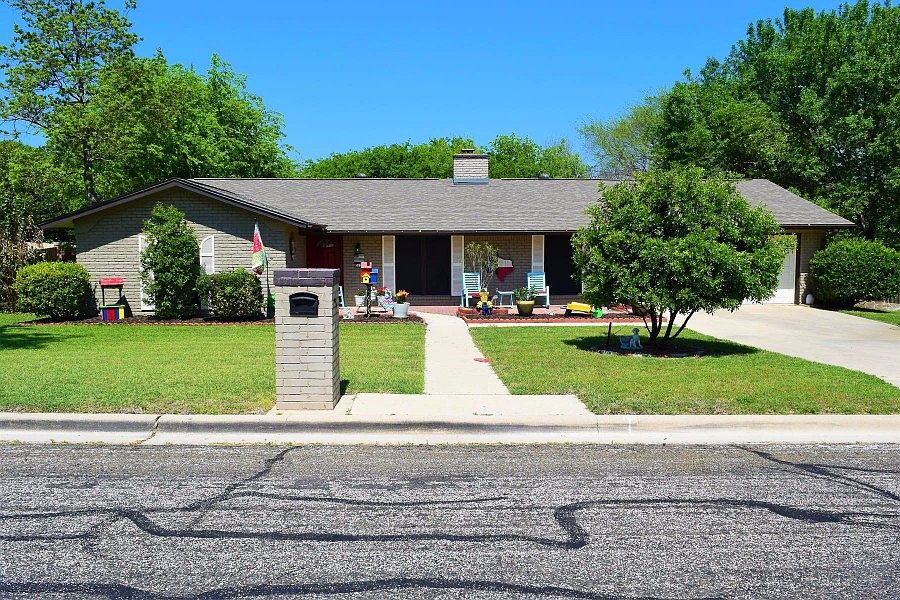 1st image of 512 White Oak Ln