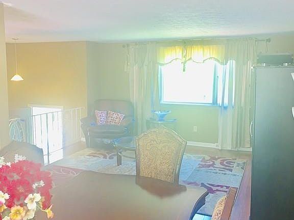 5th image of 14 Sherwood Ave N