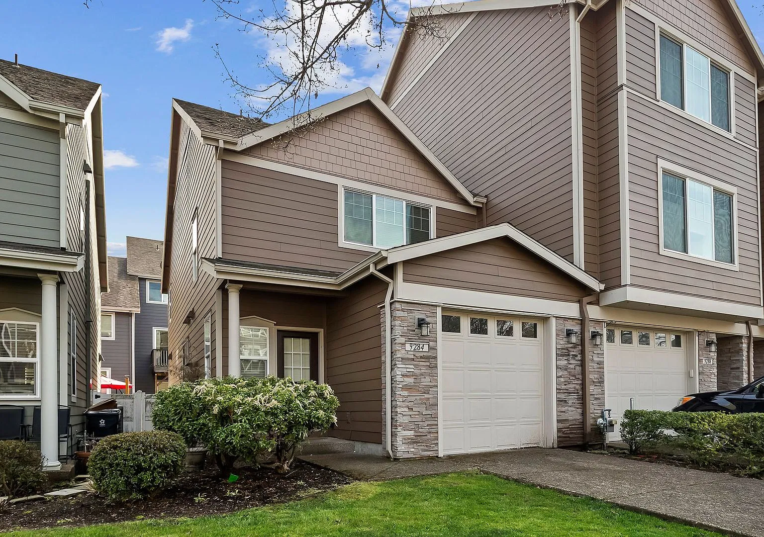 Tualatin Beauty 3 Bed/3bath Townhome + 1 Car Garage + W/D + Fenced Patio/Yard! — Photo 1