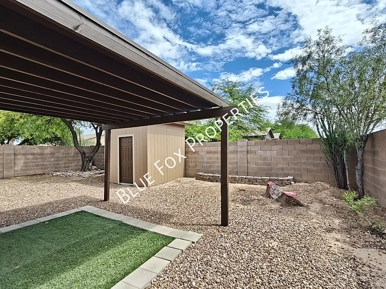 100 E Medina Rd — Photo 18