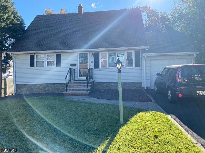 2nd image of 1111 Summit Ave