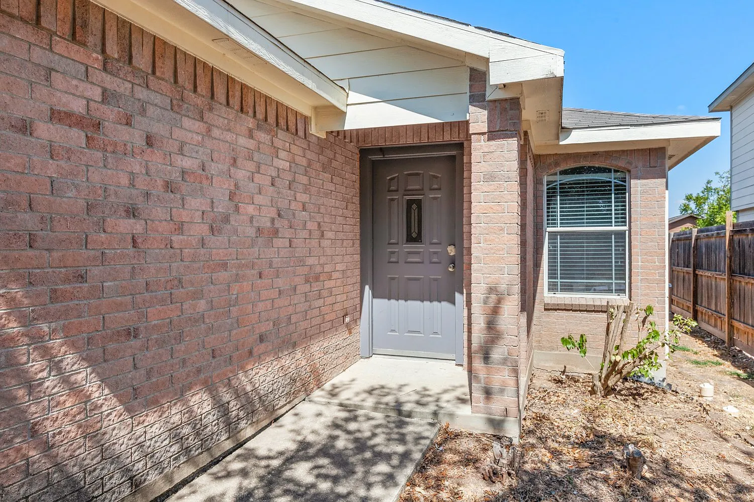 3 bed, 2.0 bath, 1341 sqft, $2,050 — Photo 3
