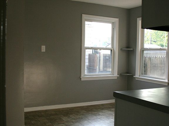 5th image of 912 W 10th Ave