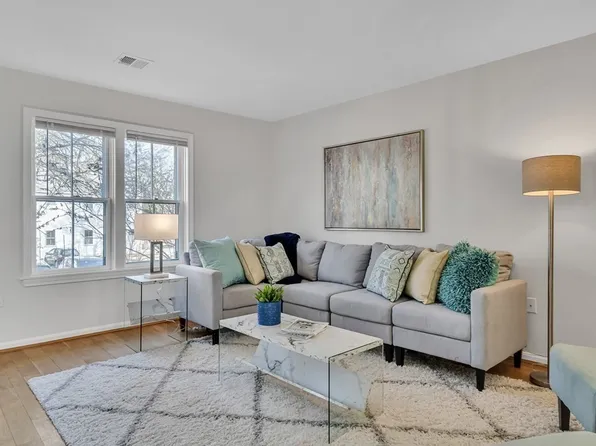 8 N Commons #C, Lincoln, MA 01773