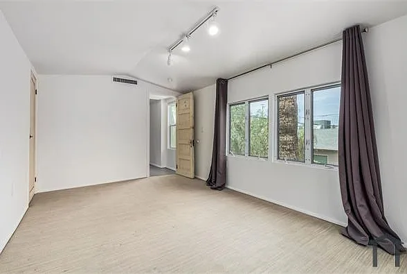 1030 E Polk St — Photo 31
