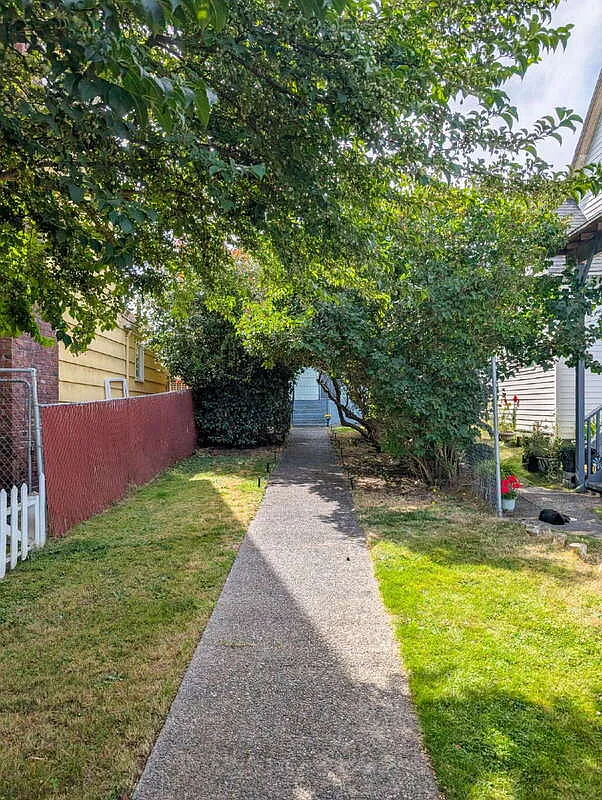 3 bed, 1.0 bath, 810 sqft, $1,950 — Photo 2