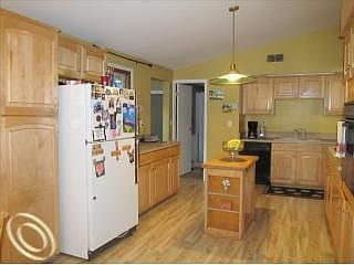 5th image of 475 Eaton Dr