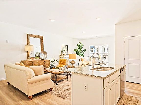 2nd image of 2016 Woodbine Way