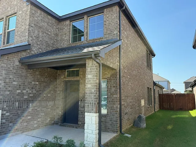 4 bed, 2.5 bath, 2407 sqft, $2,500 — Photo 2