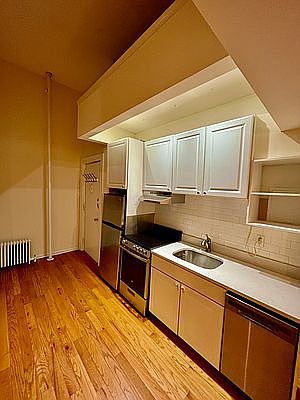 4th image of 18 Saint Marks Pl APT 8