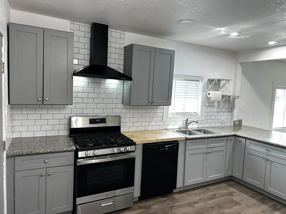 Building Photo - 1532 N Calaveras St