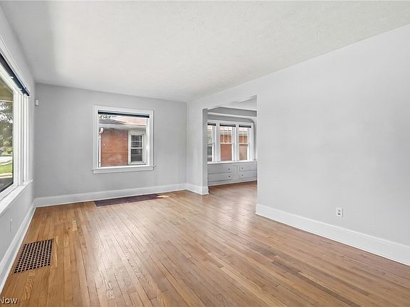 3rd image of 330 N Hawkins Ave