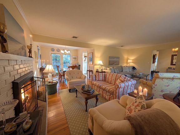 5th image of 51 Wainscott Rd