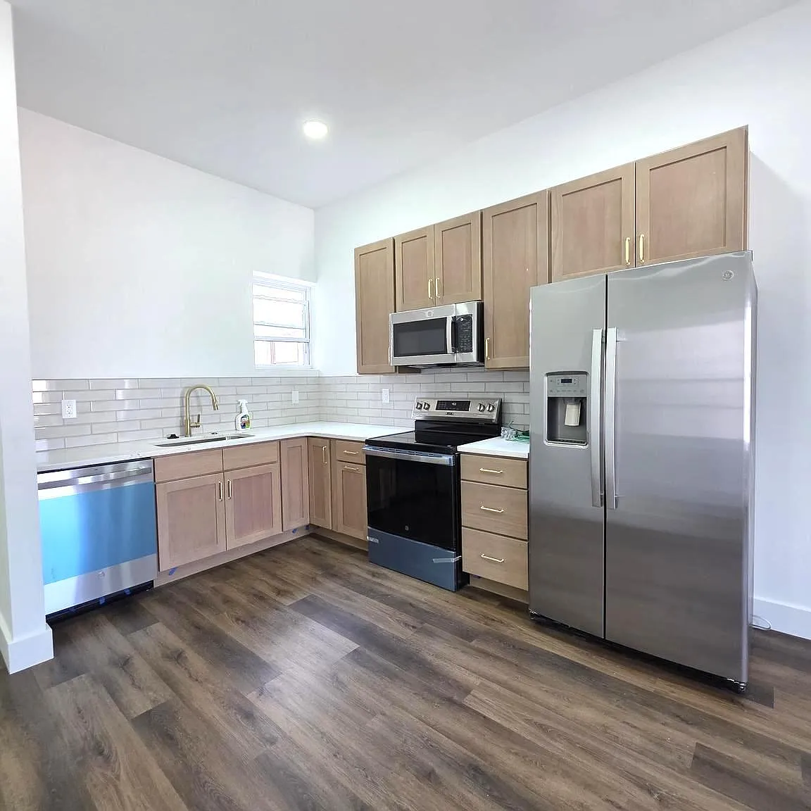 3 bed, 3.0 bath, 1700 sqft, $2,400 — Photo 2