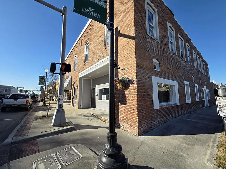 131 N Jefferson St — Photo 2