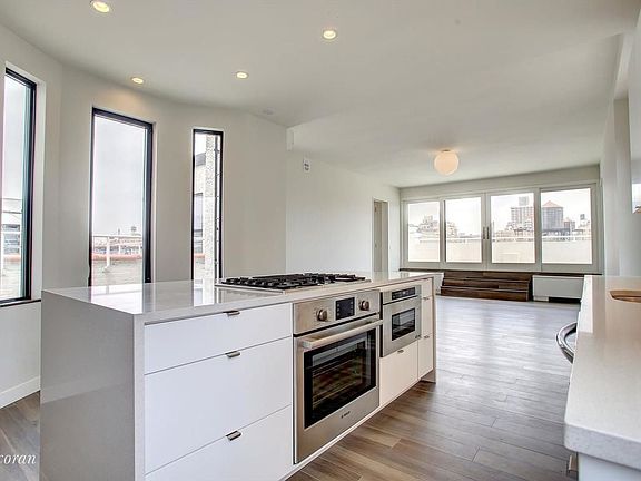 3rd image of 158 W 81st St #10