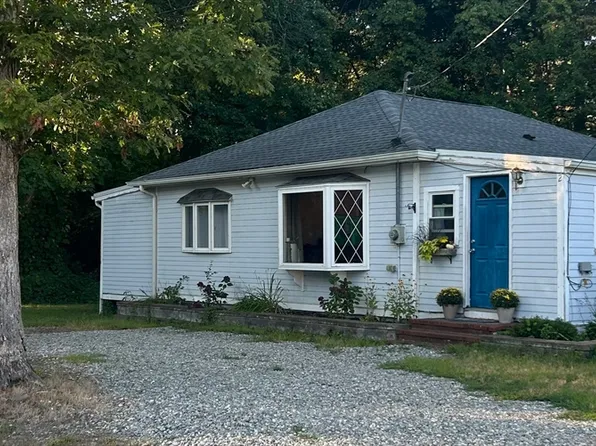 2 Wood St N, Halifax, MA 02338
