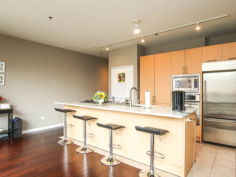 653 N Kingsbury St #806 — Photo 10