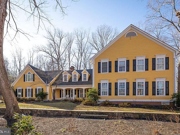 3rd image of 7016 Bloomsbury Ln