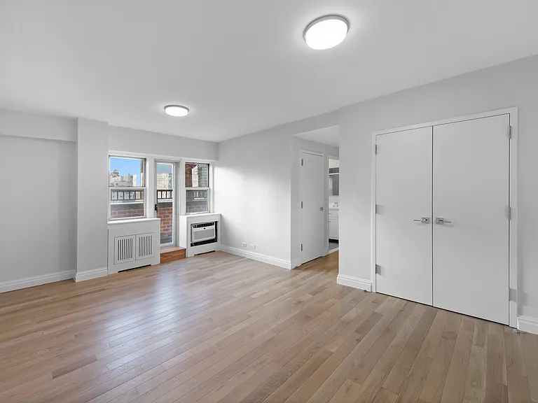 360 E 65th St #A — Photo 12