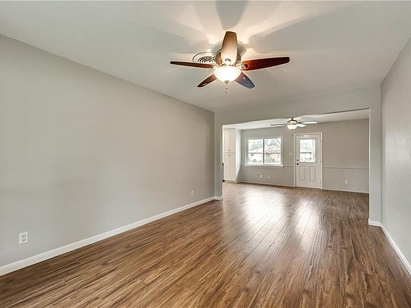 4th image of 307 W Davis St