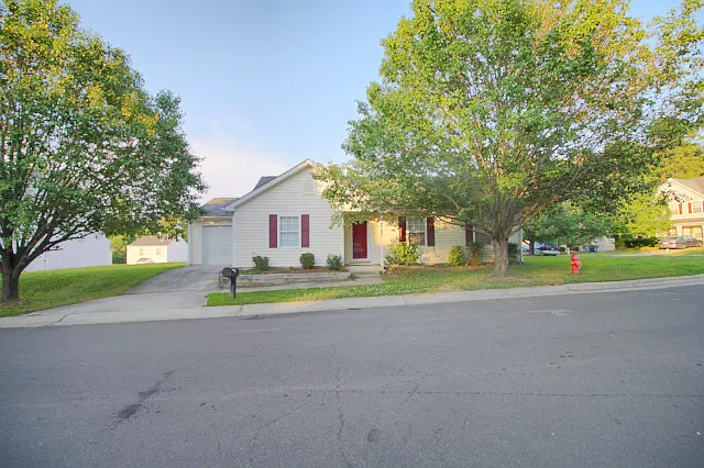 304 Gladstone Dr — Photo 2