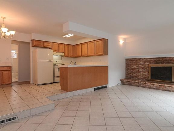 4th image of 2840 Pebble Creek Dr