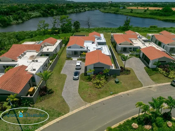 (undisclosed Address), Dorado, PR 00646